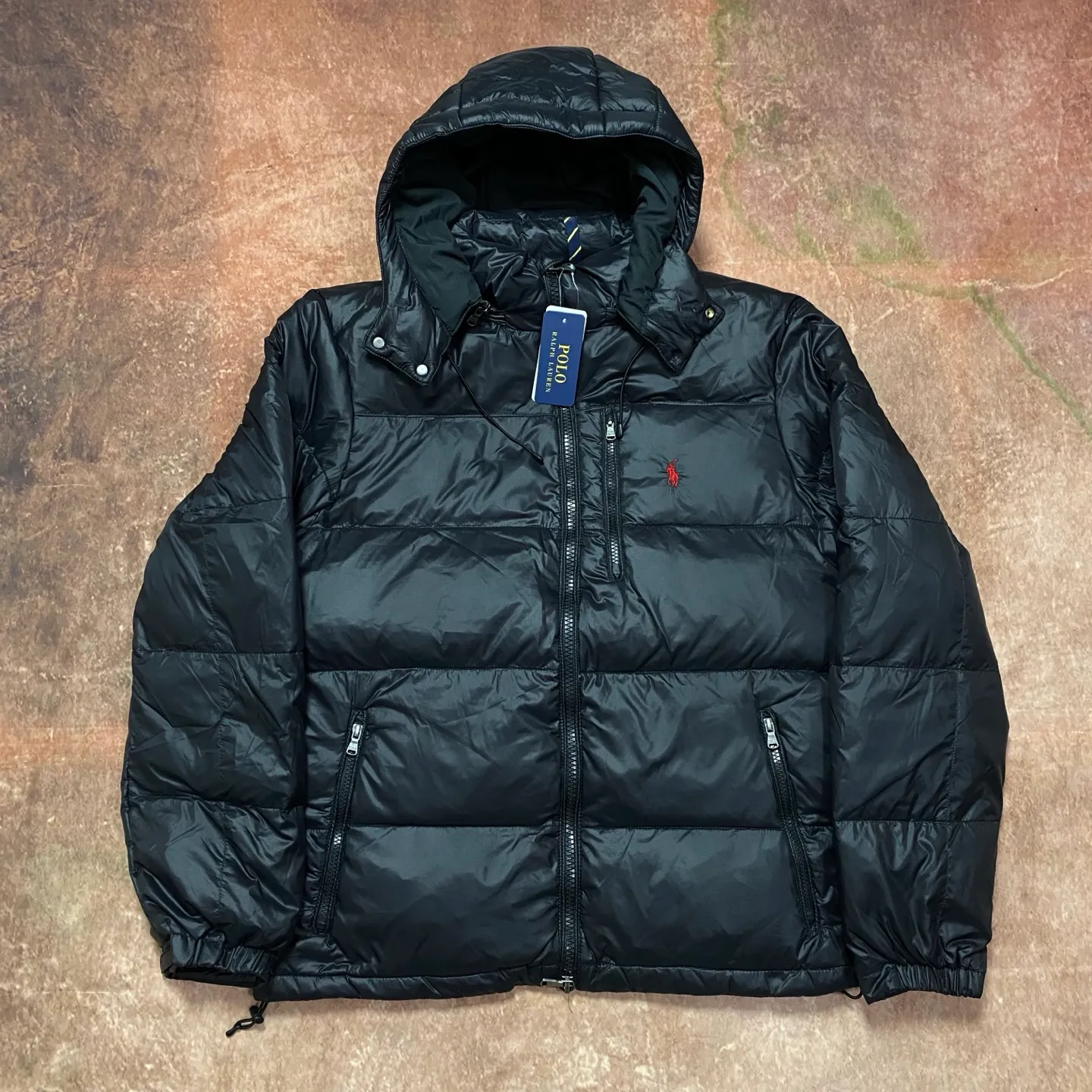 P740 The top version distinguishes currency from the official website for details, scan the QR code to enter the official website] 24SS Winter New Rah Lauren Winter Gorham Down Jacket with Detachable Hood Down Jacket is windproof and waterproof. The same top version as the official website - Color: Black, Navy Blue, Glossy Black - The top version distinguishes market currency - Purchase the original mold to create a full set of customized accessories, details determine success or failure. - ·Comes from the United States, and has a strong American flavor. ·The two brands under his name, by Rah Lauren and Rah Lauren, have created a sales field of high-quality fashion in the world, and continue to carry forward the designer's reputation and the brand's glorious image. - - Accessories: original tag, washed label + electroplated YK zipper logo, customized Laf Loren zipper - full set of accessories - the same style for both men and women, size m-xxl